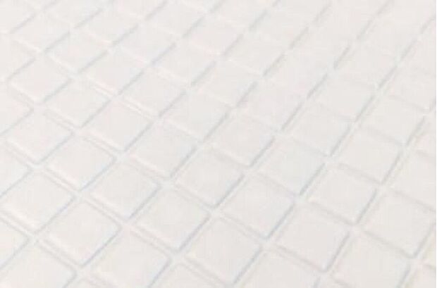【クリーン床】洗い場の床は、乾きやすく、滑りにくい快適仕様。水はけが良く、カビの発生を軽減できます。