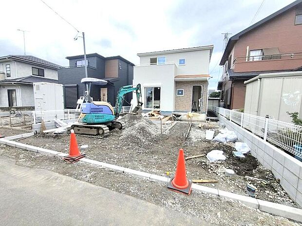 【前面道路含む現地写真】一戸建ての大きなメリットは、「自分の土地」を自由に使えること。好きなペットが飼えるほか、ガーデニングやＤＩＹ、車やバイクの手入れなど様々な趣味を楽しめます♪
