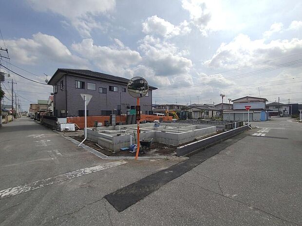 【前面道路含む現地写真】土日のご予約はもちろん、平日やお仕事のお時間に合わせてのご案内も実施しています。まずはお客様のご都合をお伺いさせて頂き、それに合う形で物件のご紹介をさせていただきます。お気軽にお問い合わせください。
