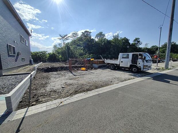 【前面道路含む現地写真】土日のご予約はもちろん、平日やお仕事のお時間に合わせてのご案内も実施しています。まずはお客様のご都合をお伺いさせて頂き、それに合う形で物件のご紹介をさせていただきます。お気軽にお問い合わせください。