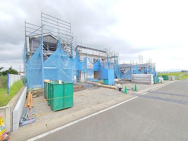 【前面道路含む現地写真】資料請求やご案内も即日対応いたします♪同じ施工例の物件見学や、完成イメージプレゼンテーションも承っております。どのような建物が建つか、間取りの広さは?など気になる点を一つ一つご説明させていただきます。