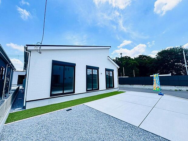 【類似外観同仕様】類似外観同仕様の物件になります。扉や窓の開口部の位置やデザインが異なります。建物のプレゼンテーションやモデルハウスのご案内も行っているので、お気軽にお問い合わせください。