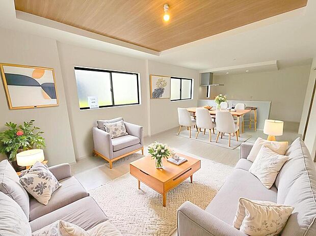 現況の物件写真に、CG による画像処理を行っています。家具、家電、照明器具、小物、カーテン、その他のイメージはCG です。ダイニング、リビングの各スペースの役割をしっかり分けて確保していただけます。