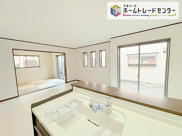 キッチンからリビングの視界です。家事をしていてもしっかりご家族とコミュニケーションをお取りいただけます。お片付けの当番になった方もこれでしっかりと話題の中に入っていけます。