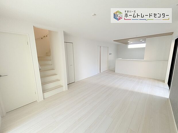 家族が毎日顔を合わせるリビングイン階段を採用、毎日のコミュニケーションを必ず取れるこの間取りは、多くのお客様の支持をいただいております。廊下など余分な空間が無くなり、リビングを広くとれるのもメリット♪