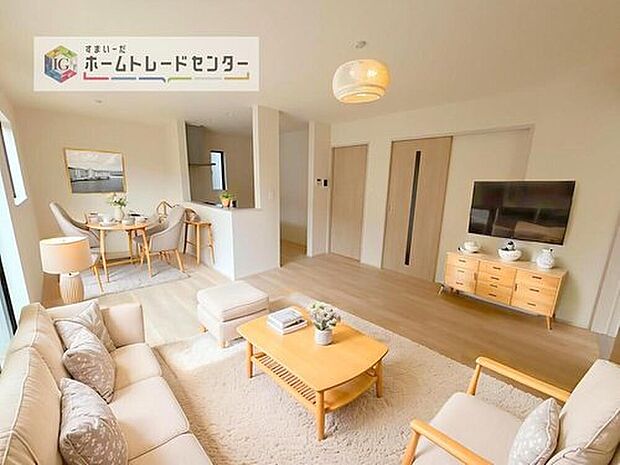 現況の物件写真に、CG による画像処理を行っています。家具、家電、照明器具、小物、カーテン、その他のイメージはCG です。