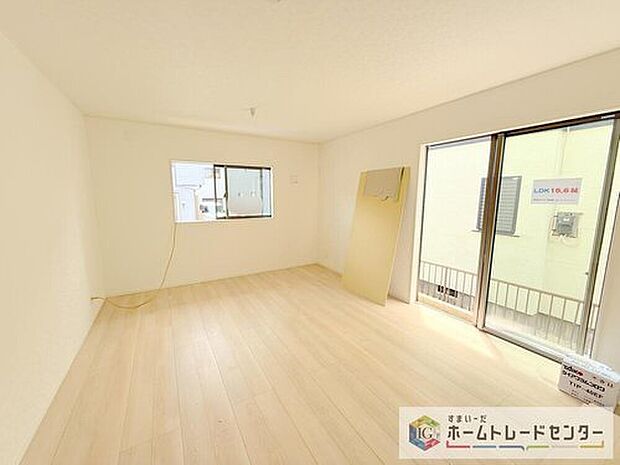 リビングにはこだわって開口部を可能な限り多く設けました。日当たり、風通しを良くするのはもちろんですが、やはり人が集まる場所ですので、開放感が必要な場所だと思います。広々としたリビングをお楽しみください