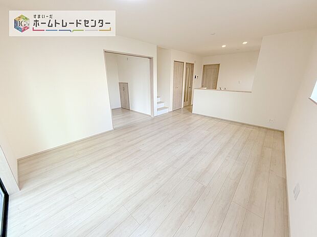 対面キッチンの前にダイニングテーブルを置き、手前側がリビングスペースになるかと思います。広く奥行きがありますので、ダイニング、リビングの各スペースの役割をしっかり分けて確保していただけます。