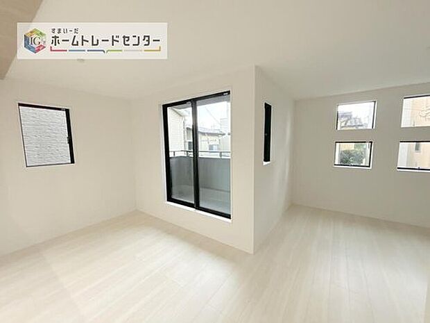 リビングにはこだわって開口部を可能な限り多く設けました。日当たり、風通しを良くするのはもちろんですが、やはり人が集まる場所ですので、開放感が必要な場所だと思います。広々としたリビングをお楽しみください