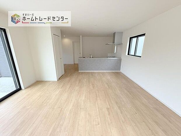 縦長で奥行きのあるリビングは、家具の配置がしやすく使い勝手が非常に良いです。特にソファを配置した時にその便利さがお分かりいただけると思います。ゆったりと、くつろげる場所でなくてはならないと考えてい