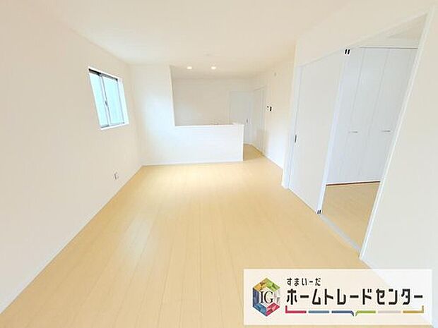 縦長で奥行きのあるリビングは、家具の配置がしやすく使い勝手が非常に良いです。特にソファを配置した時にその便利さがお分かりいただけると思います。ゆったりと、くつろげる場所でなくてはならないと考えています