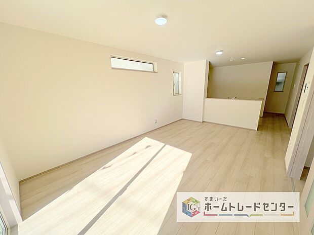 対面キッチンの前にダイニングテーブルを置き、手前側がリビングスペースになるかと思います。広く奥行きがありますので、ダイニング、リビングの各スペースの役割をしっかり分けて確保していただけます。