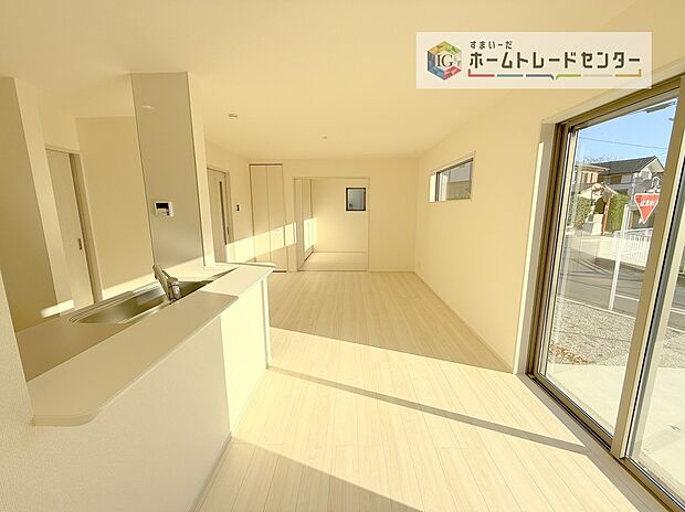 日当たりもよく、広々としたリビングです。ゆったりとした家族の時間をお過ごしいただけます。休日はご家族そろって、またはお友達を誘って、明るいリビングで楽しい時間をお過ごしください。