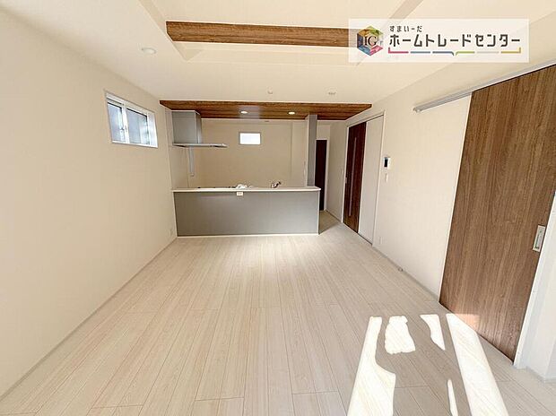 縦長で奥行きのあるリビングは、家具の配置がしやすく使い勝手が非常に良いです。特にソファを配置した時にその便利さがお分かりいただけると思います。ゆったりと、くつろげる場所でなくてはならないと考えています