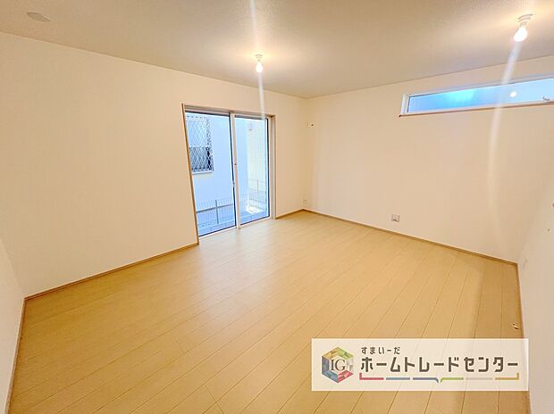 リビングにはこだわって開口部を可能な限り多く設けました。日当たり、風通しを良くするのはもちろんですが、やはり人が集まる場所ですので、開放感が必要な場所だと思います。広々としたリビングをお楽しみください