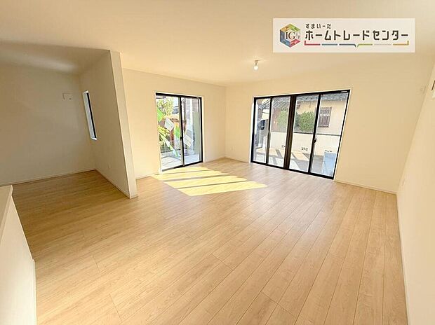 リビングにはこだわって開口部を可能な限り多く設けました。日当たり、風通しを良くするのはもちろんですが、やはり人が集まる場所ですので、開放感が必要な場所だと思います。広々としたリビングをお楽しみください