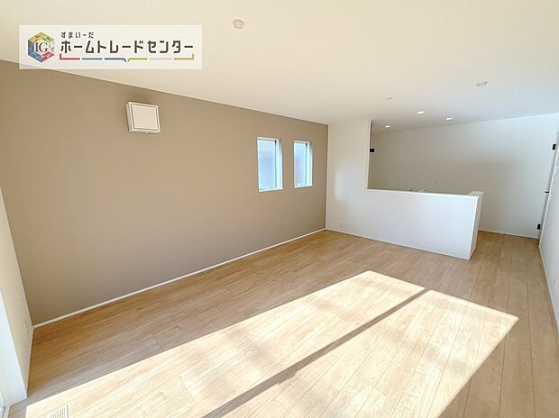 対面キッチンの前にダイニングテーブルを置き、手前側がリビングスペースになるかと思います。広く奥行きがありますので、ダイニング、リビングの各スペースの役割をしっかり分けて確保していただけます。