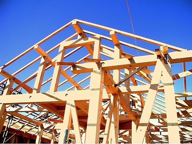 常に呼吸し、気候の変化に合わせて微妙に伸縮する木材こそが、高温多湿な日本の気候風土に最適と確信し、木の家つくりにこだわっています。