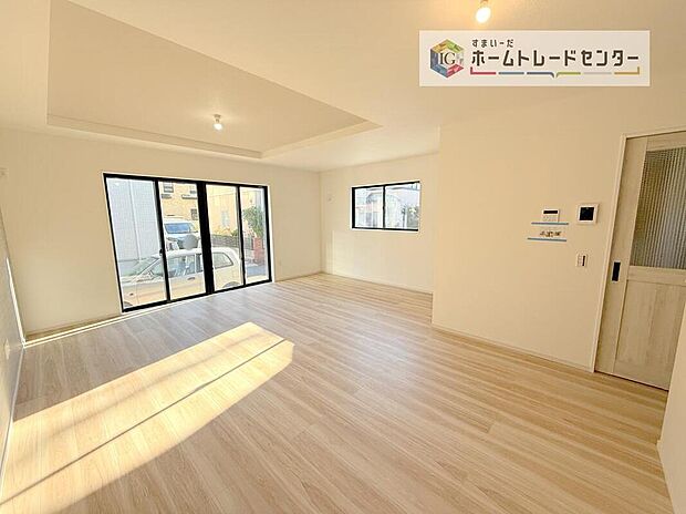 リビングの天井一部を折上天井とすることで、天井高を高くし開放感を持たせるとともに、アクセントをつけ高級感を持たせました。このちょっとした工夫が、お友達を呼びたくなる家へと大きく進化させてくれます。