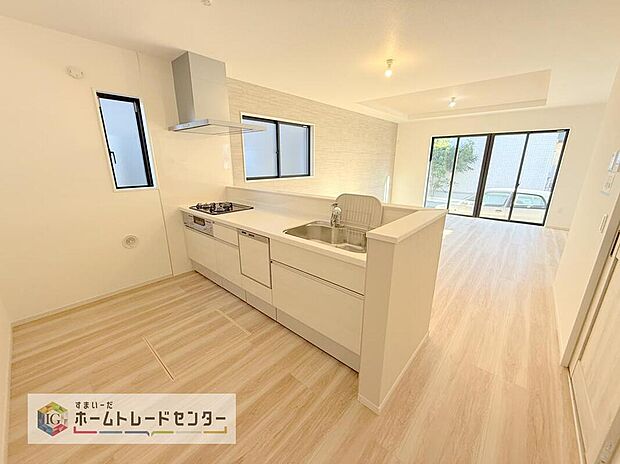 キッチンからリビングへの視界、動線です。対面キッチンですので、常にご家族が視界に入るのはもちろん、動線を広めにとっておりますので、お料理やお皿を持ちながらすれ違ってもぶつかる心配がありません。