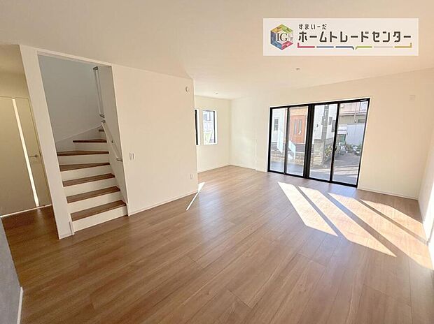 広々としたリビングは南側に設けた掃き出し窓からたくさんの陽光を取り入れてくれます。家族が集まる空間ですからやはり明るさと、暖かさは大切です。広さがありますので家具の配置に悩まなくて済むのも良いです。