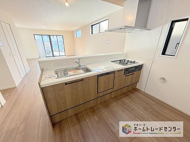 人気の対面式キッチン☆お食事の準備をしながらでもご家族とのコミュニケーションを楽しめます♪スライドタイプの収納を採用してますので、奥までしっかりと収納空間を利用できます。取り出しも簡単に♪