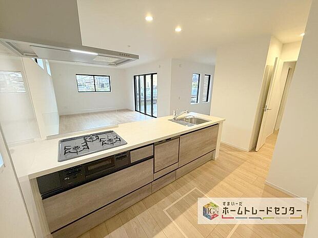 正面に壁がないため作業台からの景色があり、開放感があります。小さなお子様がいるご家庭では、お子様から目を離すことなく安心して料理することができます。