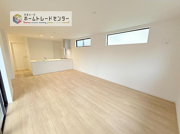 対面キッチンの前にダイニングテーブルを置き、手前側がリビングスペースになるかと思います。広く奥行きがありますので、ダイニング、リビングの各スペースの役割をしっかり分けて確保していただけます。