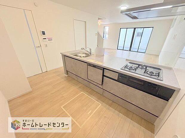 リビング全体が見渡せる対面キッチン。お子様を見守りながらお料理をしたり、家族と談笑しながら家事ができます。また、対面でカウンターが設置されているため、バーカウンターのような空間も作ることができます。