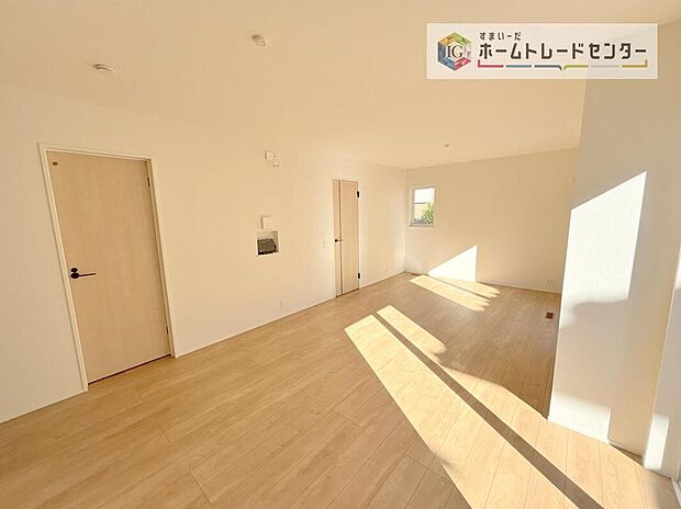 日当たりもよく、広々としたリビングです。ゆったりとした家族の時間をお過ごしいただけます。休日はご家族そろって、またはお友達を誘って、明るいリビングで楽しい時間をお過ごしください。