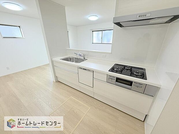 キッチンスペースは家族で作業が出来るよう広めにとりました。みんなで楽しくお料理をすれば、より美味しい食事が創れそうです。そしてお料理好きなお子様が育つかも、もちろん片付けもみんなでできます。