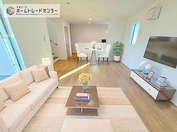 ダイニング、リビングの各スペースがしっかりと確保できるLDKです。※現況の物件写真に、CG による画像処理を行っています。家具、家電、照明器具、小物、カーテン、その他のイメージはCG です。