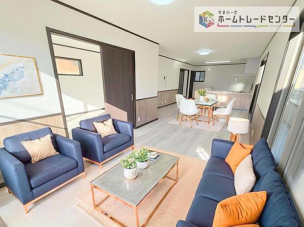 ダイニング、リビングの各スペースがしっかりと確保できるLDKです。※現況の物件写真に、CG による画像処理を行っています。家具、家電、照明器具、小物、カーテン、その他のイメージはCG です。