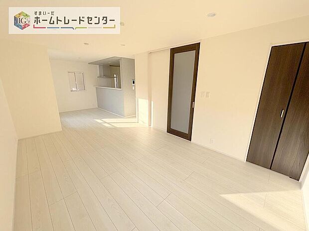 対面キッチンの前にダイニングテーブルを置き、手前側がリビングスペースになるかと思います。広く奥行きがありますので、ダイニング、リビングの各スペースの役割をしっかり分けて確保していただけます。