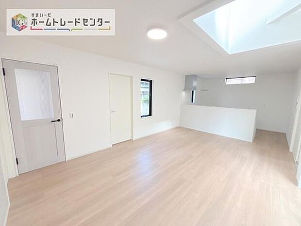 対面キッチンの前にダイニングテーブルを置き、手前側がリビングスペースになるかと思います。広く奥行きがありますので、ダイニング、リビングの各スペースの役割をしっかり分けて確保していただけます。