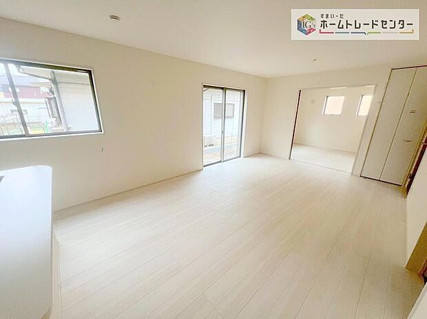 リビングにはこだわって開口部を可能な限り多く設けました。日当たり、風通しを良くするのはもちろんですが、やはり人が集まる場所ですので、開放感が必要な場所だと思います。広々としたリビングをお楽しみください