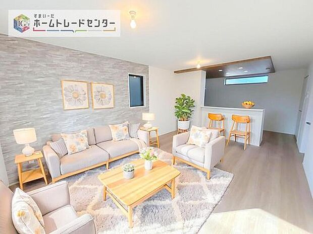 ダイニング、リビングの各スペースがしっかりと確保できるLDKです。※現況の物件写真に、CG による画像処理を行っています。家具、家電、照明器具、小物、カーテン、その他のイメージはCG です。