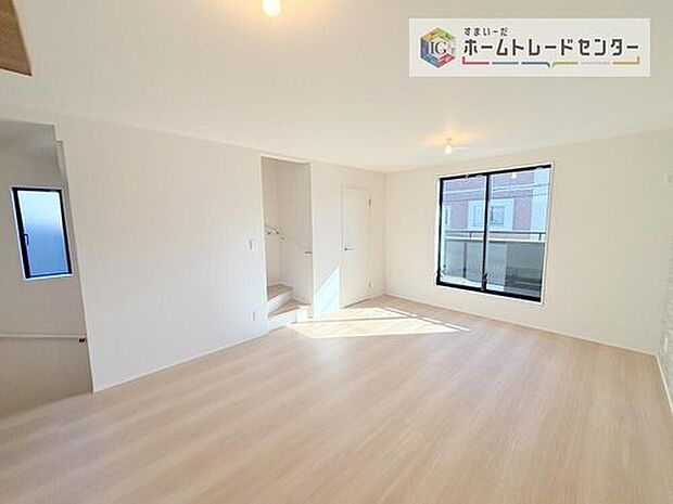 広々としたリビングは南側に設けた窓からたくさんの陽光を取り入れてくれます。家族が集まる空間ですからやはり明るさと、暖かさは大切です。広さがありますので家具の配置に悩まなくて済むのも良いです。