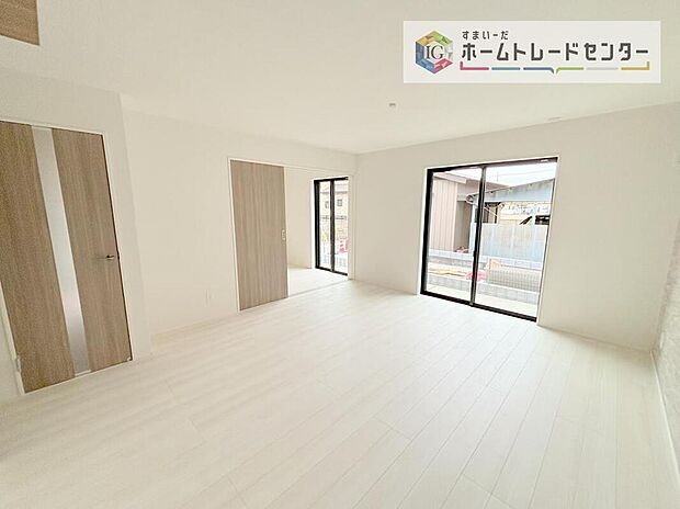 広々としたリビングは南側に設けた掃き出し窓からたくさんの陽光を取り入れてくれます。家族が集まる空間ですからやはり明るさと、暖かさは大切です。広さがありますので家具の配置に悩まなくて済むのも良いです。