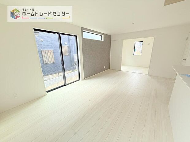 広々としたリビングは南西側に設けた掃き出し窓からたくさんの陽光を取り入れてくれます。家族が集まる空間ですからやはり明るさと、暖かさは大切です。広さがありますので家具の配置に悩まなくて済むのも良いです