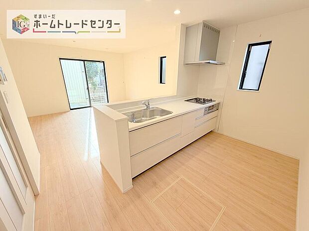 キッチンからリビングへの視界、動線です。対面キッチンですので、常にご家族が視界に入るのはもちろん、動線を広めにとっておりますので、お料理やお皿を持ちながらすれ違ってもぶつかる心配がありません。