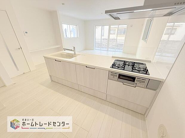 キッチンも明るく使っていただくために、上部の吊戸棚をあえてなくしました。収納機能としてはあまり使い勝手が良くないとのお声もあり、それであれば視界も良くなる開放スタイルへと変更したところ大正解でした。