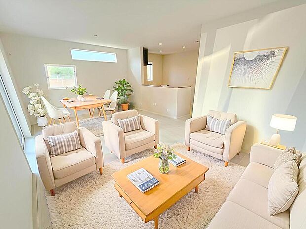 ダイニング、リビングの各スペースがしっかりと確保できるLDKです。※現況の物件写真に、CG による画像処理を行っています。家具、家電、照明器具、小物、カーテン、その他のイメージはCG です。