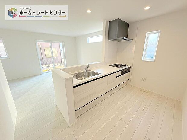 人気の対面式キッチン☆お食事の準備をしながらでもご家族とのコミュニケーションを楽しめます♪スライドタイプの収納を採用してますので、奥までしっかりと収納空間を利用できます。取り出しも簡単に♪