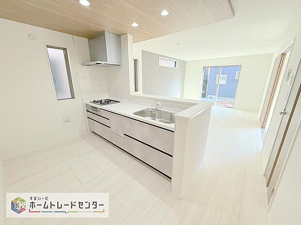 キッチンからリビングへの視界、動線です。対面キッチンですので、常にご家族が視界に入るのはもちろん、動線を広めにとっておりますので、お料理やお皿を持ちながらすれ違ってもぶつかる心配がありません。