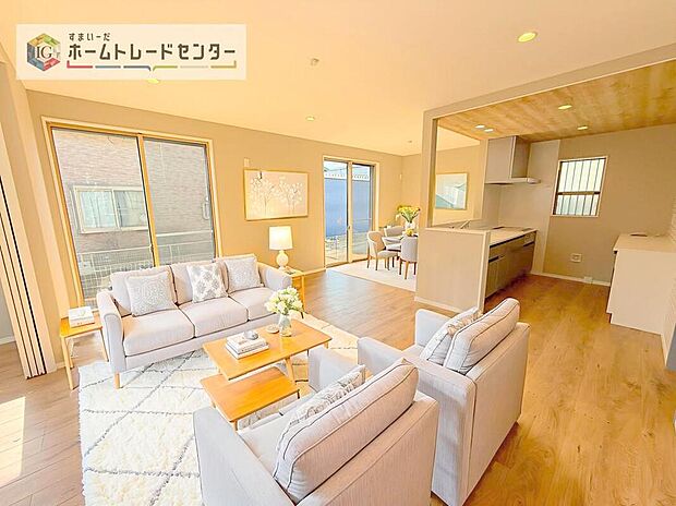 ダイニング、リビングの各スペースがしっかりと確保できるLDKです。※現況の物件写真に、CG による画像処理を行っています。家具、家電、照明器具、小物、カーテン、その他のイメージはCG です。