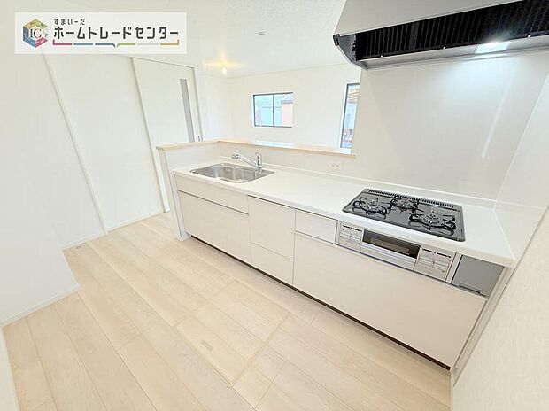 キッチンスペースは家族で作業が出来るよう広めにとりました。みんなで楽しくお料理をすれば、より美味しい食事が創れそうです。そしてお料理好きなお子様が育つかも、もちろん片付けもみんなでできます。