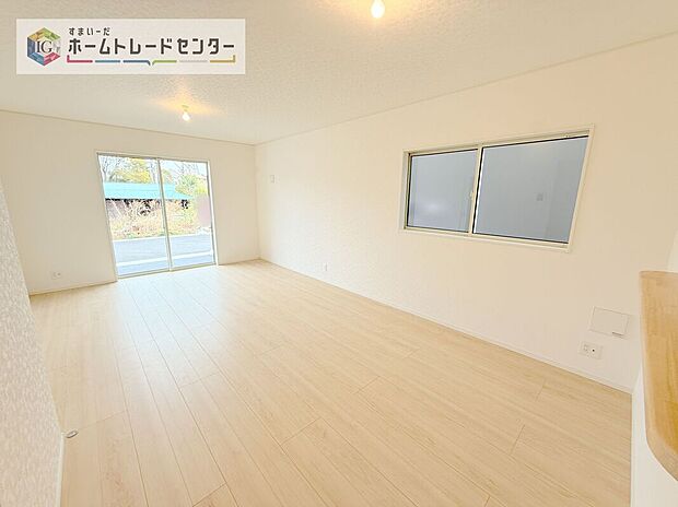 リビングにはこだわって開口部を可能な限り多く設けました。日当たり、風通しを良くするのはもちろんですが、やはり人が集まる場所ですので、開放感が必要な場所だと思います。広々としたリビングをお楽しみください