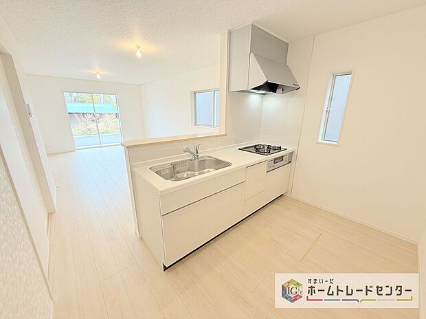 キッチンからリビングへの視界、動線です。対面キッチンですので、常にご家族が視界に入るのはもちろん、動線を広めにとっておりますので、お料理やお皿を持ちながらすれ違ってもぶつかる心配がありません。