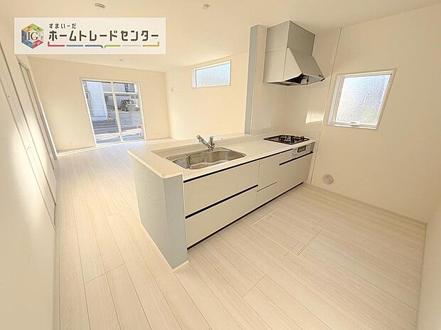 キッチンからリビングへの視界、動線です。対面キッチンですので、常にご家族が視界に入るのはもちろん、動線を広めにとっておりますので、お料理やお皿を持ちながらすれ違ってもぶつかる心配がありません。